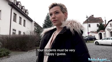 Public Agent - Impresionante MILF con un cuerpo caliente no puede resistirse al dinero y una gran polla.