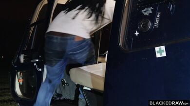 Liya Silver v mezirasové dvojité penetraci