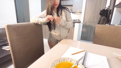 Nevlastní sestra a nevlastní bratr se baví doma, zatímco jsou rodiče pryč!