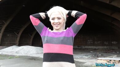 Public Agent - Ruská teen blond studentka kouří a rajtuje na péru za peníze na veřejnosti