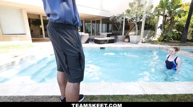 Team Skeet - Napalona rudowłosa rucha swojego instruktora pływania przy basenie