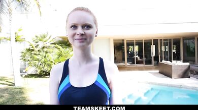 Team Skeet - Napalona rudowłosa rucha swojego instruktora pływania przy basenie