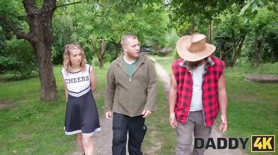 Andrea podvádza so starším fúzatým chlapom