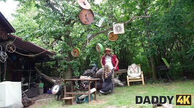 Andrea podvádza so starším fúzatým chlapom