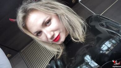 Prsatá blondýnka Angel The Dreamgirl v latexu