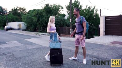 Blondýna se zavázanýma očima nevědomě šuká jiného čuráka, než je jeho manžela