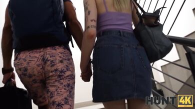 Blondýna se zavázanýma očima nevědomě šuká jiného čuráka, než je jeho manžela