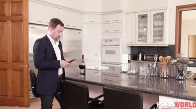 MILF Jennifer White si užíva análny sex