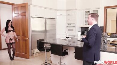 MILF Jennifer White si užíva análny sex