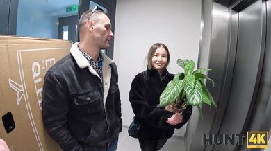 Amalia Davis tvrdě ošukaná před svým manželem