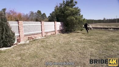 Hrdinský muž zachrání svázanou nevěstu, která ho odmění pořádným ošukáním