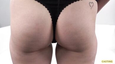 Prsatá tmavovlasá amatérka Sabina stříká několikrát na castingu