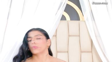 Kučeravá brunetka sa hrá s jej kundou