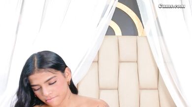 Kučeravá brunetka sa hrá s jej kundou