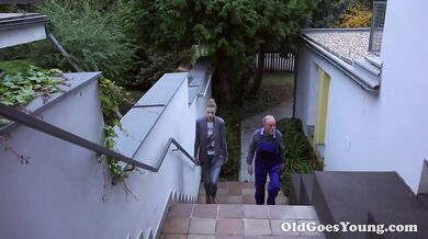 Milena Devi jeździ na kutasie starszego faceta