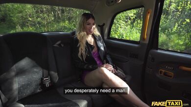 Kręcona blondynka Pamela Mendoza jeździ taksówką