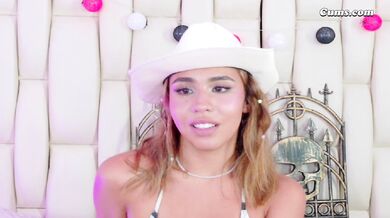 Nadržané drobné dievča si dráždi kundičku vibrátorom