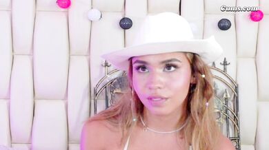 Nadržané drobné dievča si dráždi kundičku vibrátorom