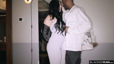 BLACKED RAW - Krągła piękność Holly Day dostała to, o czym marzyła: prawdziwego BBC