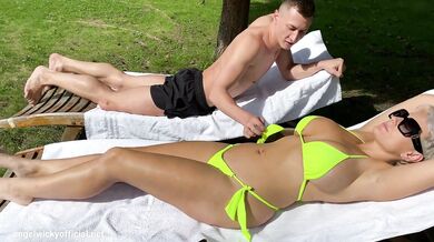 Šukání s nevlastním synem na zahradě