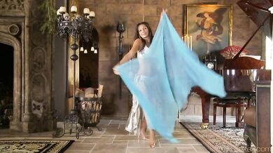 Piękna Candice C wykonuje striptiz i masturbuje się