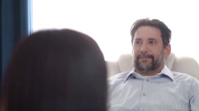 Sexo anal con una chica asiática mientras la esposa no está interesada