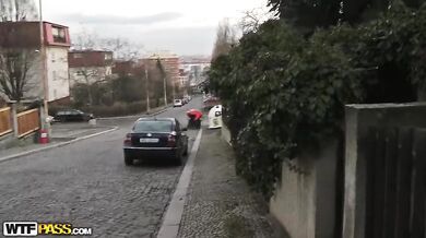 Pěkná pouliční dívka šuká na veřejnosti za prachy