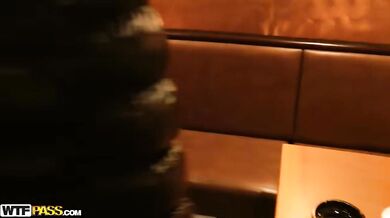 Pěkná pouliční dívka šuká na veřejnosti za prachy