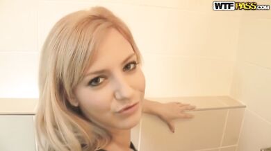 Pěkná pouliční dívka šuká na veřejnosti za prachy