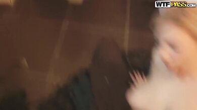 Pěkná pouliční dívka šuká na veřejnosti za prachy