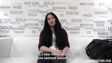 18-letnia amatorka Barbora pierwszy raz uprawia seks przed kamerą