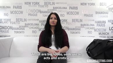 18-letnia amatorka Barbora pierwszy raz uprawia seks przed kamerą