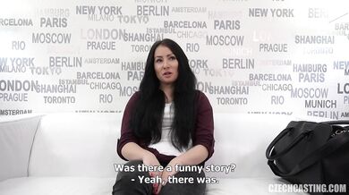 18-letnia amatorka Barbora pierwszy raz uprawia seks przed kamerą