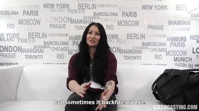 18-letnia amatorka Barbora pierwszy raz uprawia seks przed kamerą