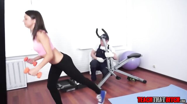 Foxy Di si poriadne zacvičí v posilňovni