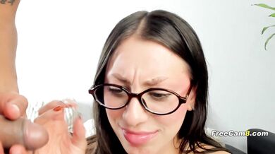 Kujonka zadowala swojego chłopaka gorącym fellatio