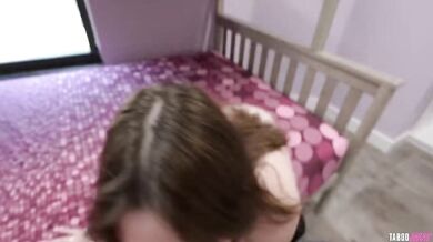 Když je máma pryč, je čas na souložit s nevlastním otcem