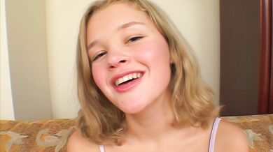 Roztomilá kanadská teenka Christine Young šuká se 2 muži