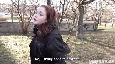 Ruda laska z ulicy z dużymi naturalnymi cyckami Sophia Traxler rucha się za pieniądze