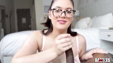 Ellie Nova v mezirasovém pornu