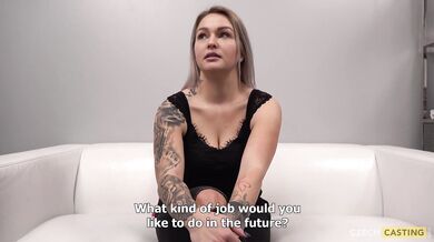 Tetovaná amatérka Kristína predvedie pekné fajčenie na kastingu