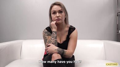 Tetovaná amatérka Kristína predvedie pekné fajčenie na kastingu