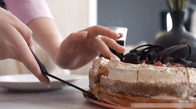 Lahodná zrzka se náramě baví