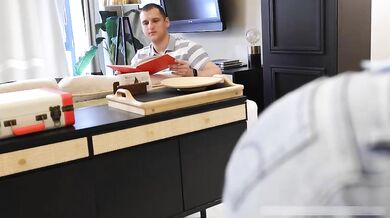 Dwie dziewczyny dzielą się penisem napalonego faceta