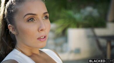 Międzyrasowy gangbang z Leną Paul