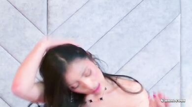 Podniecona dziewczyna w swoim pokoju