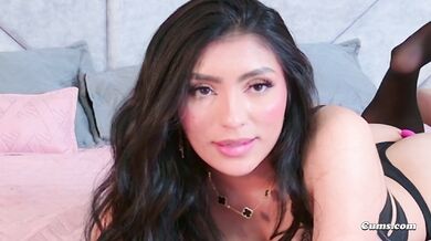 Podniecona dziewczyna w swoim pokoju