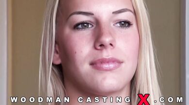 Gorąca blondynka amatorka ru*chana w dupę na castingu Woodmana