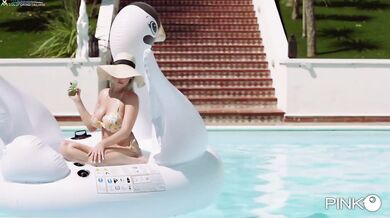 Włoszka Marica Chanel rozkoszuje się dwoma kutasami na wakacjach