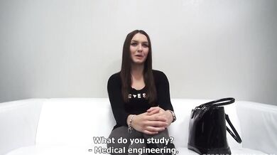 Una amateur morena sexy se hace facializar en un casting